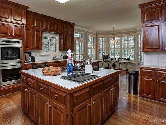 Kitchen & Breakfast Area