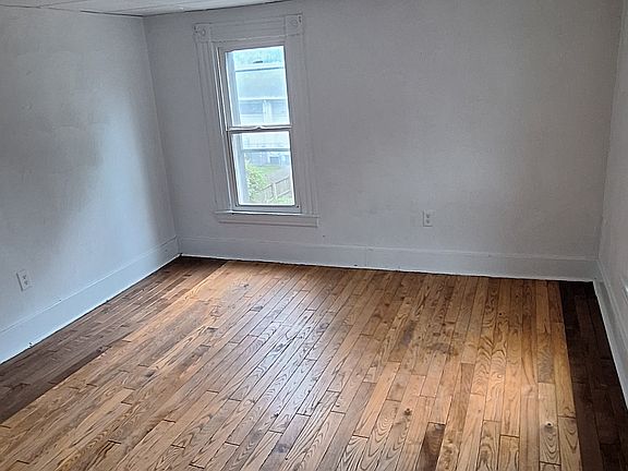 4th image of 327 E Locust St