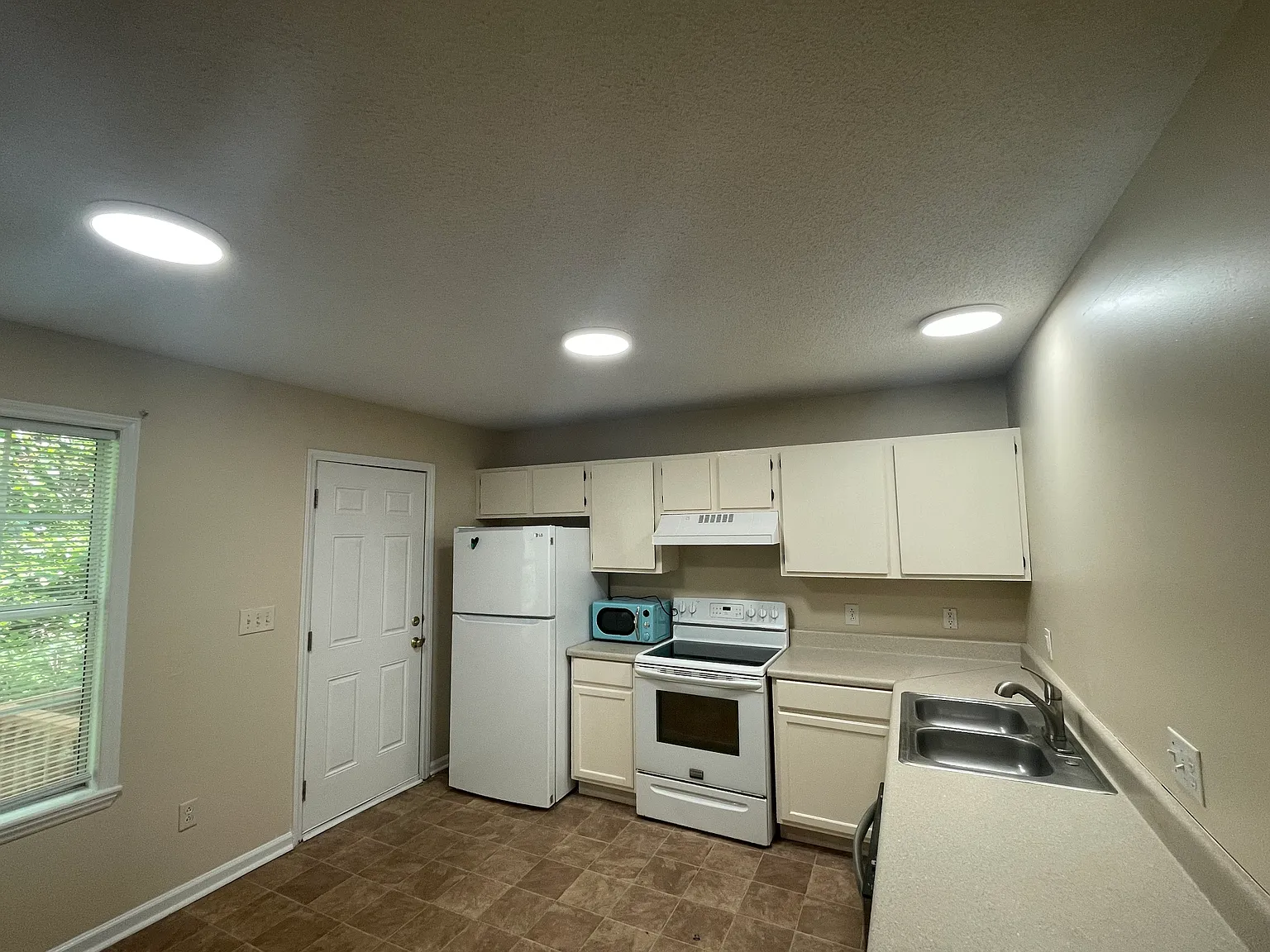 3 bed, 2.5 bath, 1140 sqft, $1,500 — Photo 3