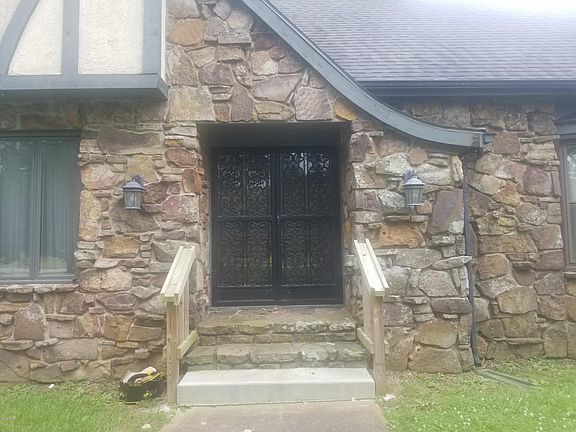 3rd image of 916 W Main St