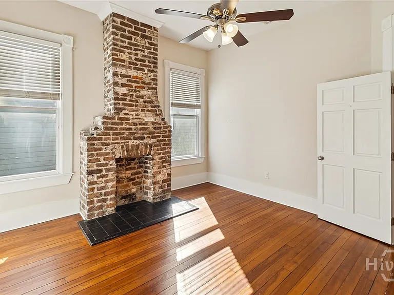 413 E Waldburg St #B — Photo 15