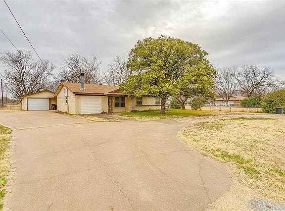 3rd image of 605 Garden Acres Dr