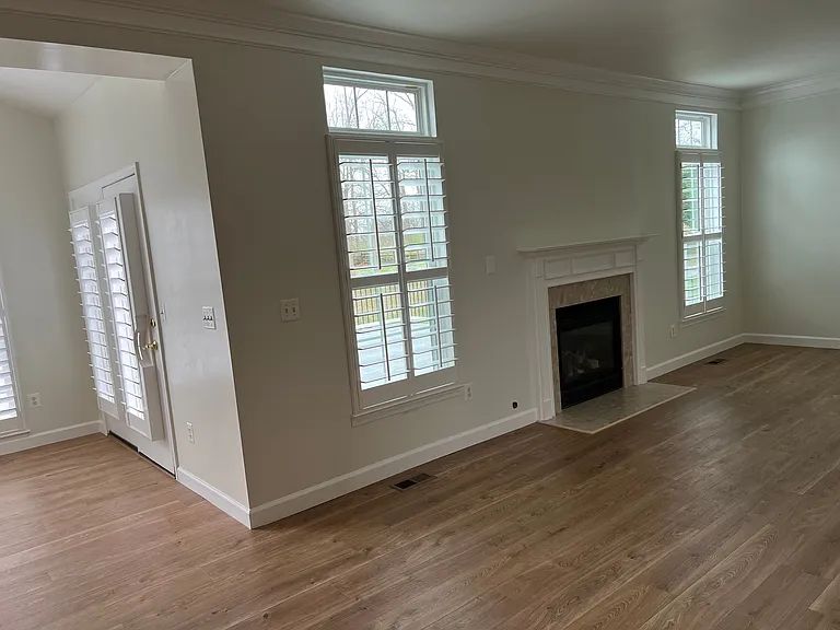 402 Sawgrass Dr — Photo 2