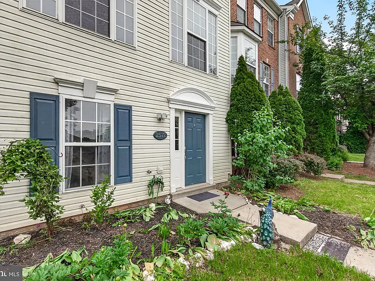 2572 Carrington Way — Photo 3