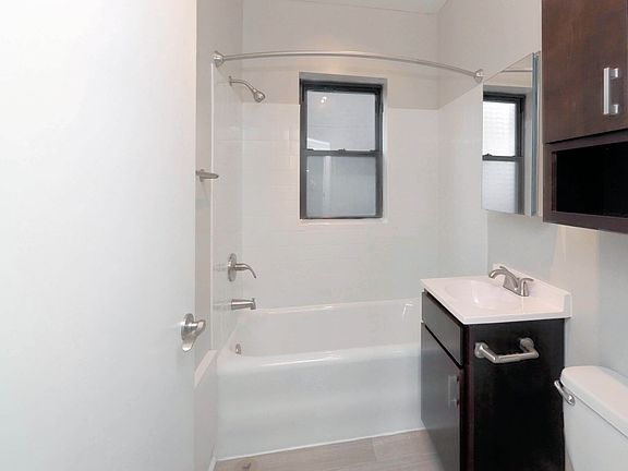 3rd image of 1540 W Waveland Ave #3