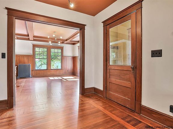 4th image of 8 Woodside Pl