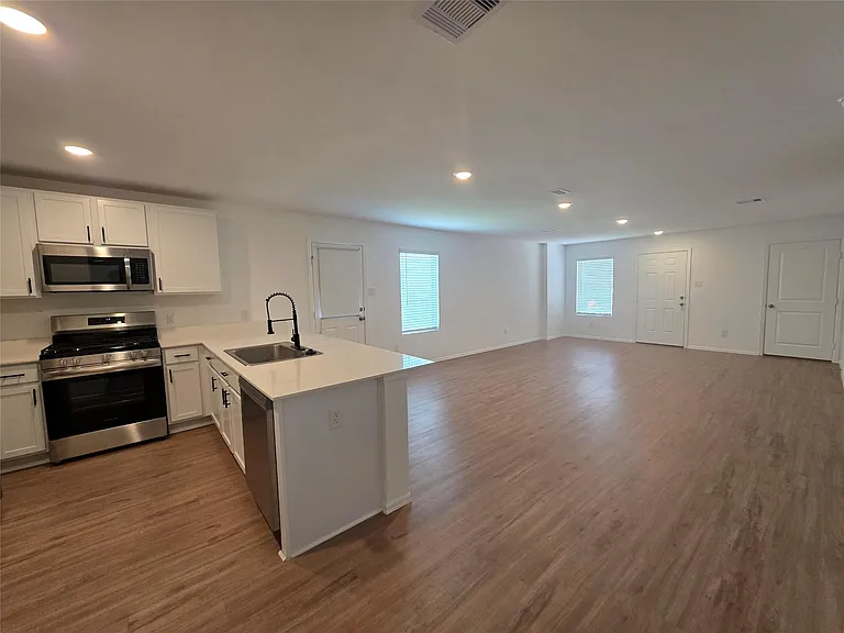 314 Riverwood Village Ln — Photo 8
