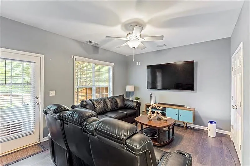 3 bed, 3.5 bath, 2382 sqft, $3,350 — Photo 3