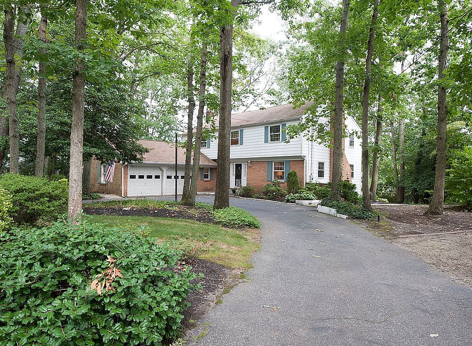 2nd image of 137 Algonquin Trl