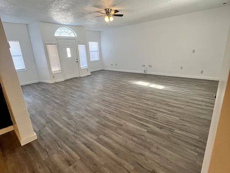 807 W Ragan St — Photo 6