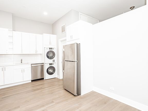 2nd image of 805 N Wabash Ave APT 4W