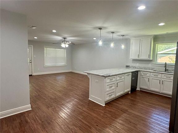 4th image of 904 Leon St