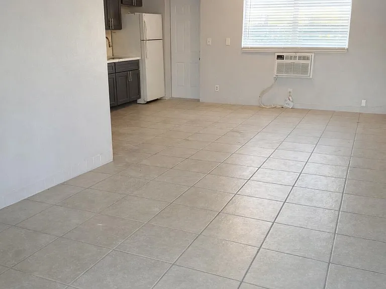 1017 SE 3rd St #3 — Photo 5