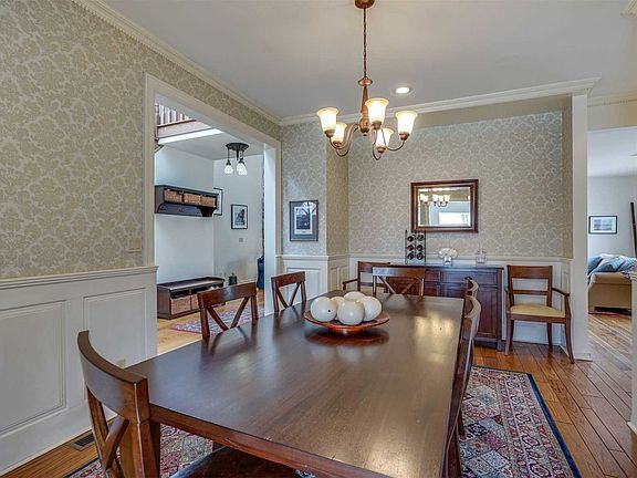 5th image of 34 Hillcrest Dr