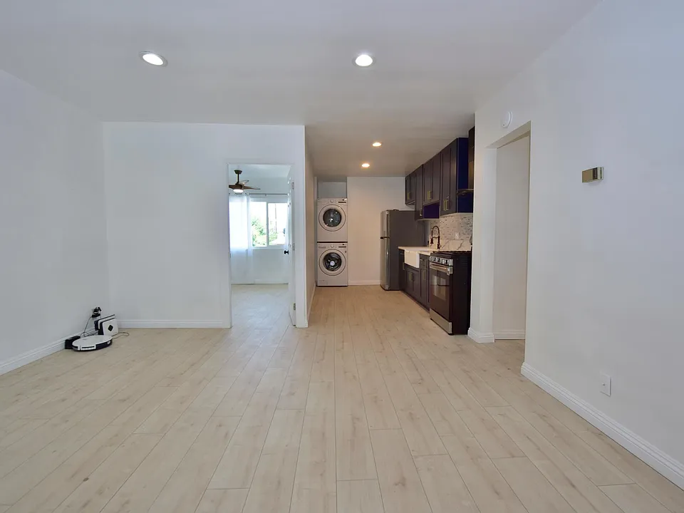 Large and bright unit with private balcony