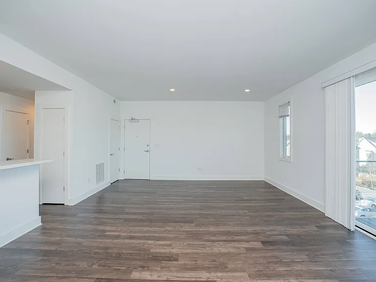 Riverside Village Apartments — Photo 113