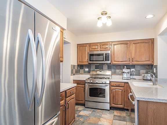 5th image of 165 Chatsworth Cir