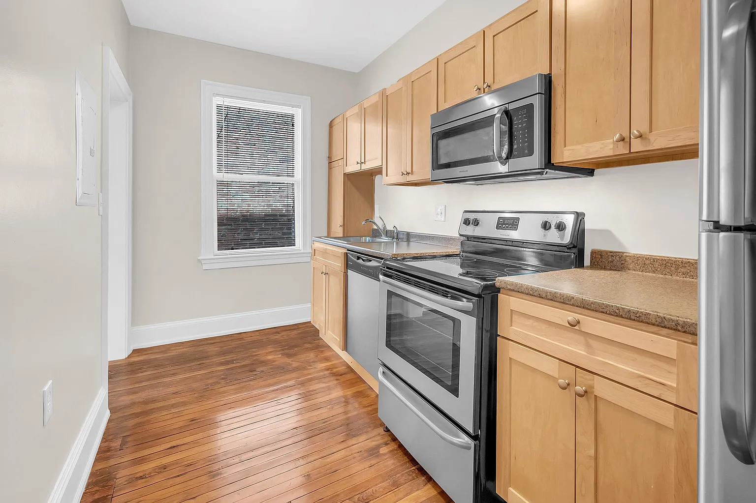 228 10th St NE #2041072 photo 1