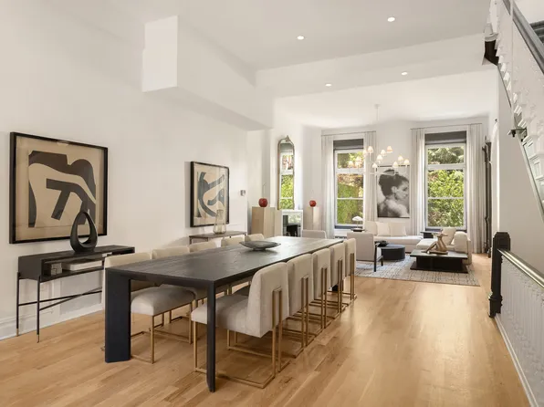 209 East 61st Street image 1 of 19