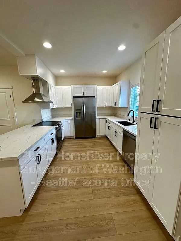 3 bed, 2.5 bath, 1307 sqft, $2,600 — Photo 2