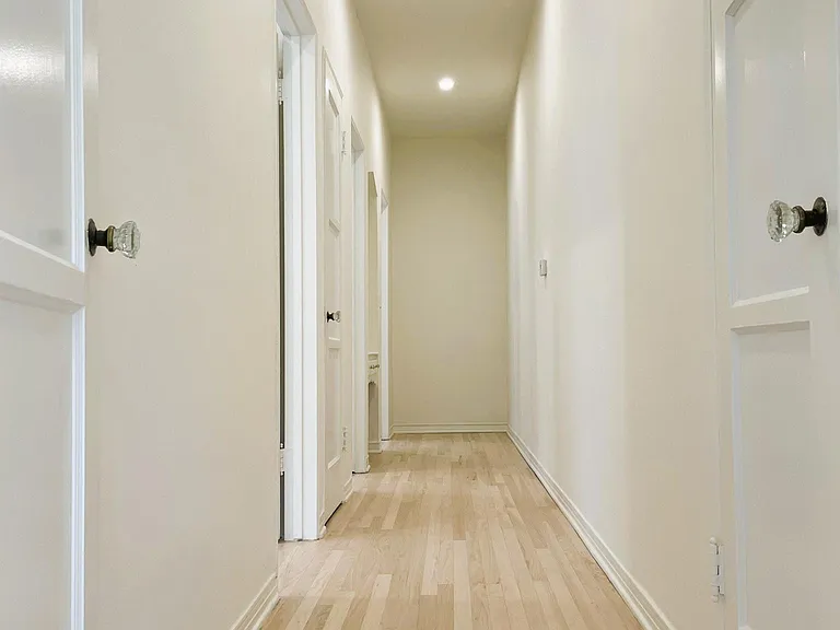 2047 N Beachwood Dr — Photo 8