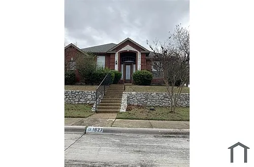 1827 Mystic St Photo 1