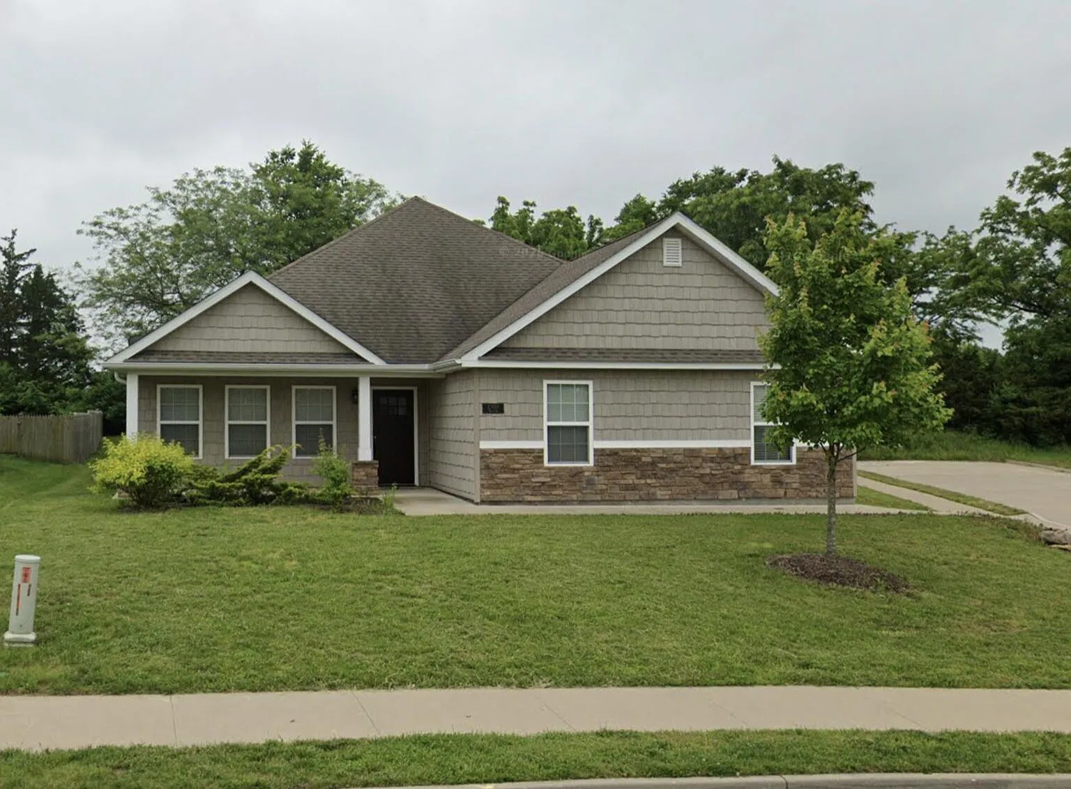 3 bed, 2.0 bath, 1640 sqft, $2,000 — Photo 1