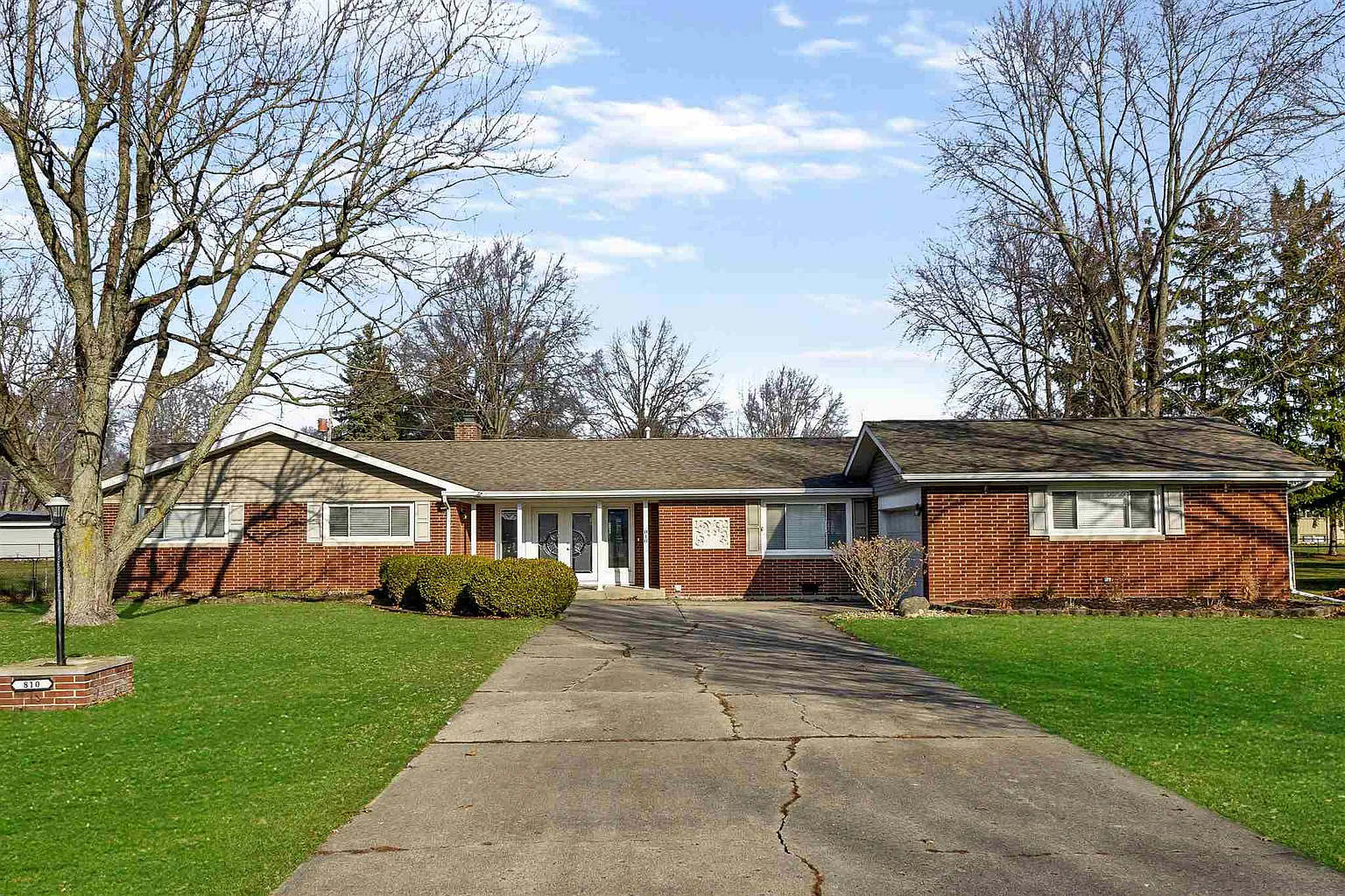 810 Pelham Dr photo 1