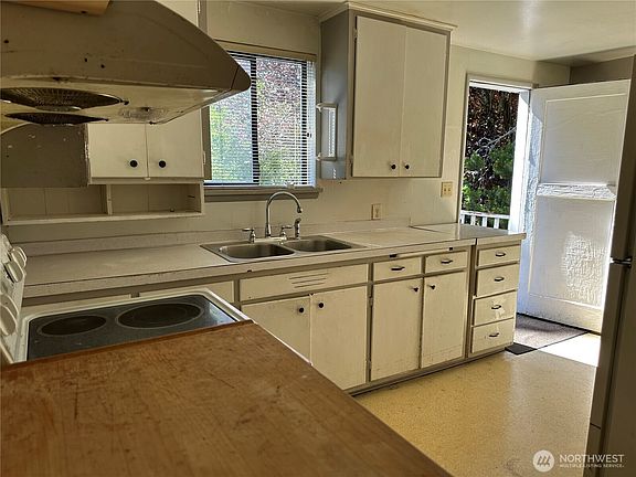 5th image of 15833 15th Avenue NE