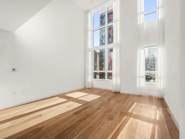 301 East 61st Street image 2 of 12