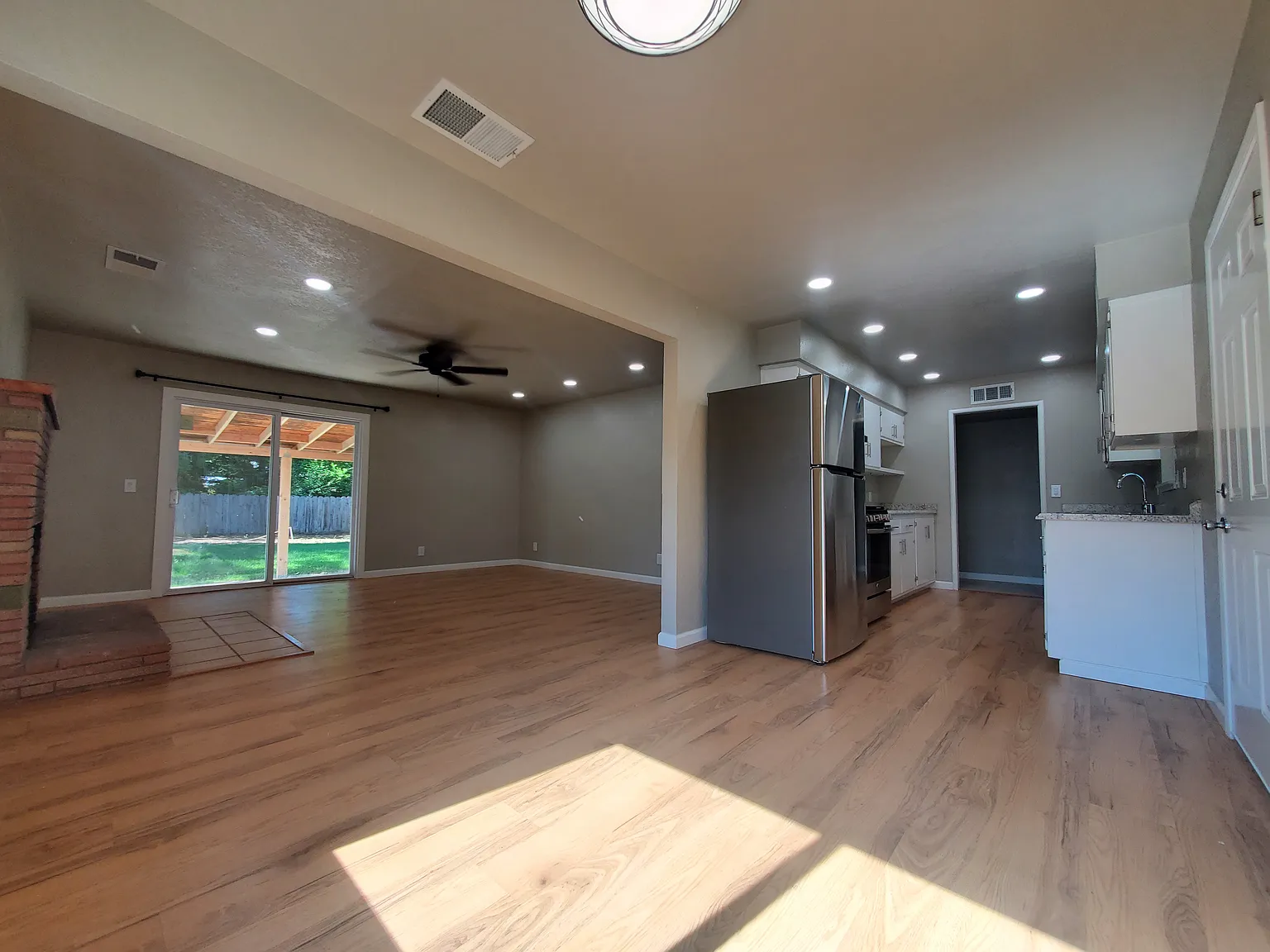 3 bed, 1.5 bath, 1104 sqft, $2,000 — Photo 3