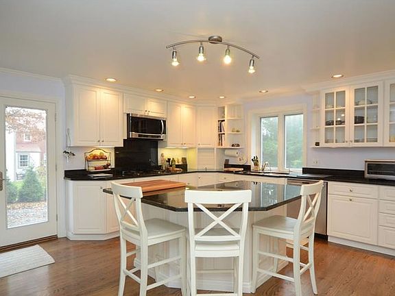 5th image of 630 Canterbury Ln