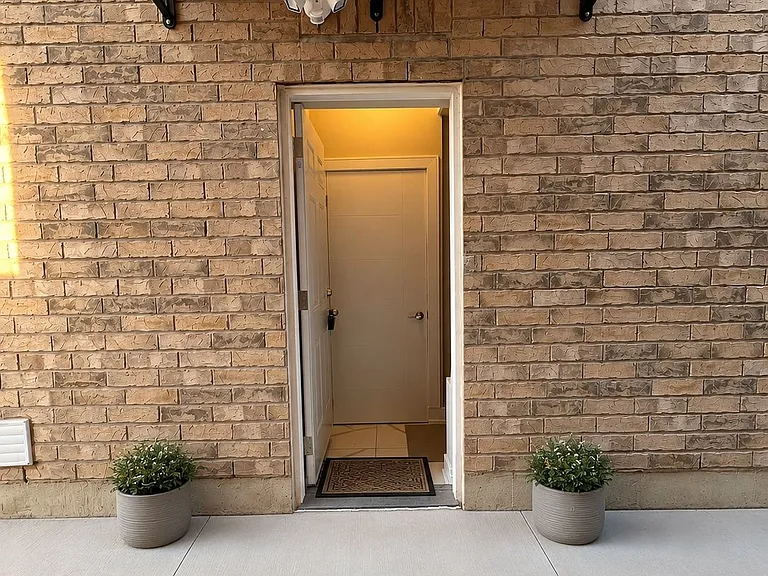 349 Grovehill Cres #LOWER — Photo 2