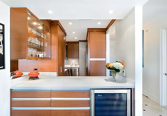 5th image of 200 E 69th St APT 24A