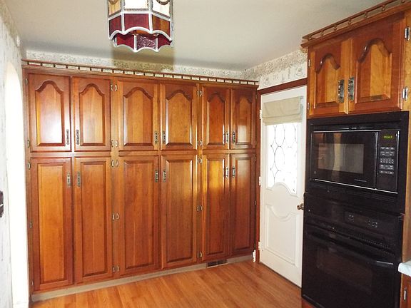Built in oak pantry in kitch