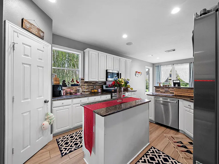 815 Arlington Ln — Photo 12