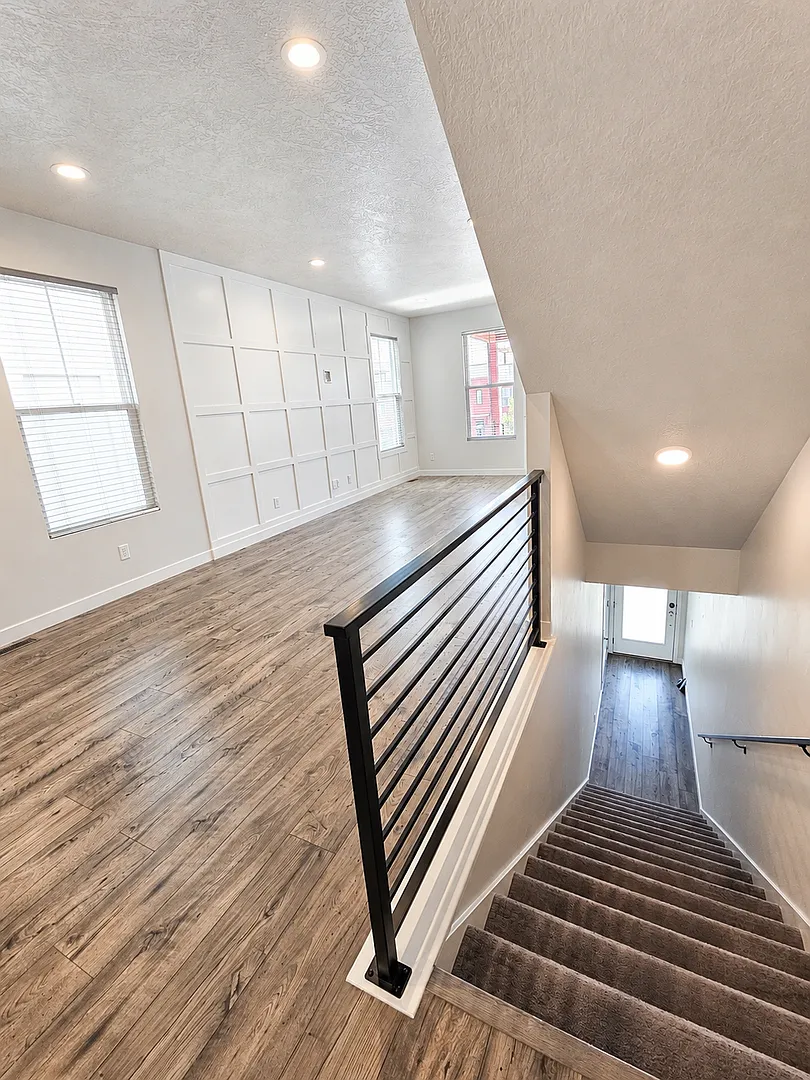 Beautiful 3-Story, 2-Bedroom Condo in Daybreak! — Photo 2