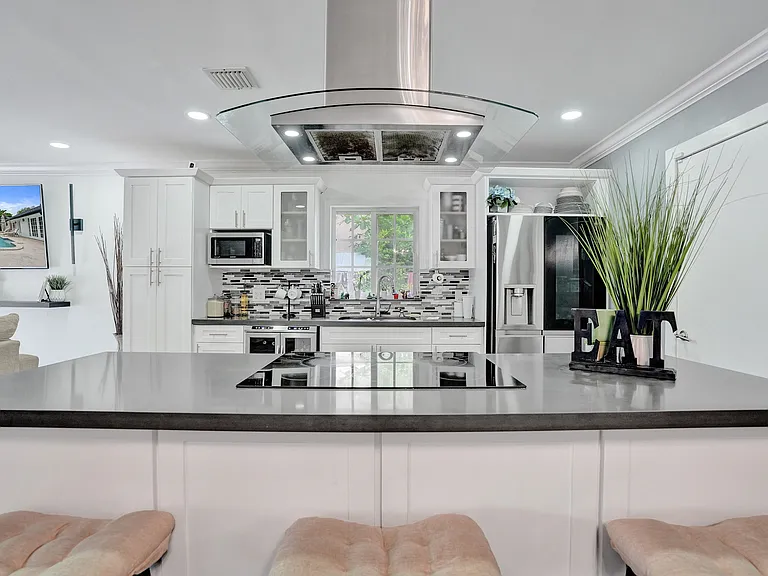 620 SW 100th Ave — Photo 16