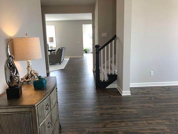 3rd image of 604 Parkview Ct