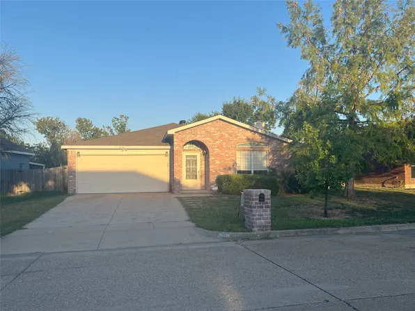 7908 Fox Chase Dr, Fort Worth, TX 76137