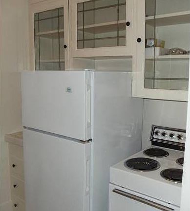Kitchen w/lead glass cabs