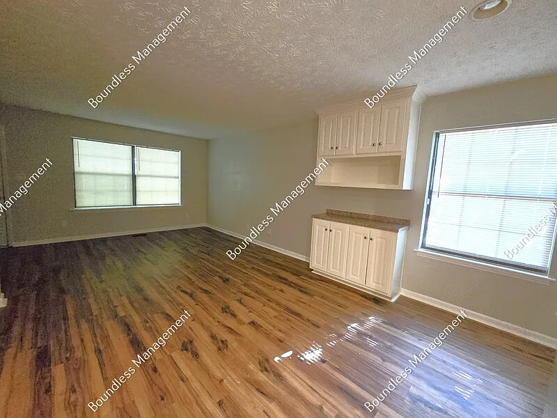 3 bed, 2.0 bath, 2500 sqft, $1,795 — Photo 3