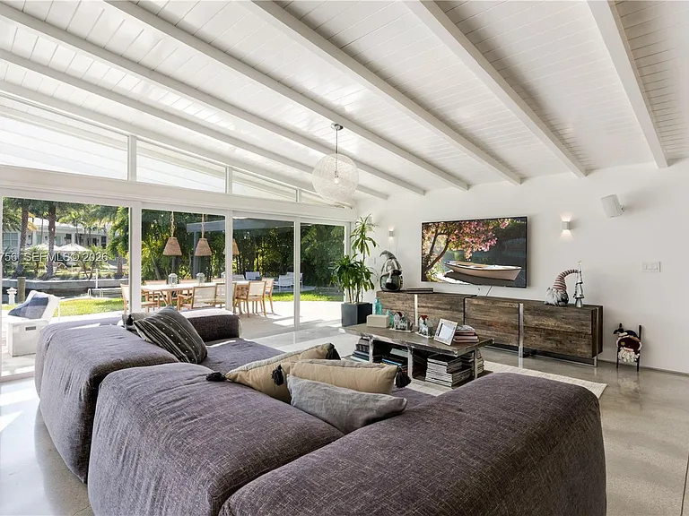 270 Island Dr — Photo 2