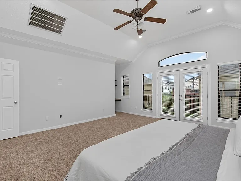 2304 Jackson St — Photo 10