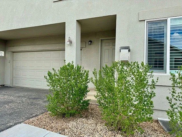 3 bed, 3.5 bath, 2302 sqft, $3,000 — Photo 3