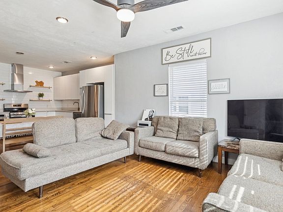3rd image of 2707 Clymer St