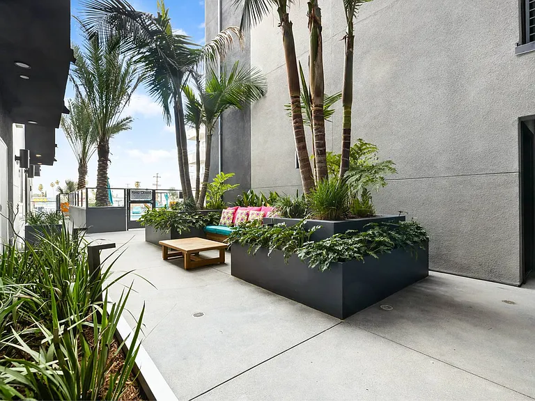 MODERNO Axis Luxury Living — Photo 24