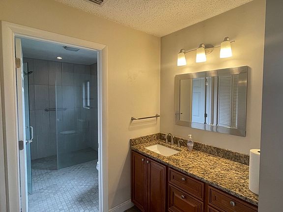 5th image of 601 Manatee Dr