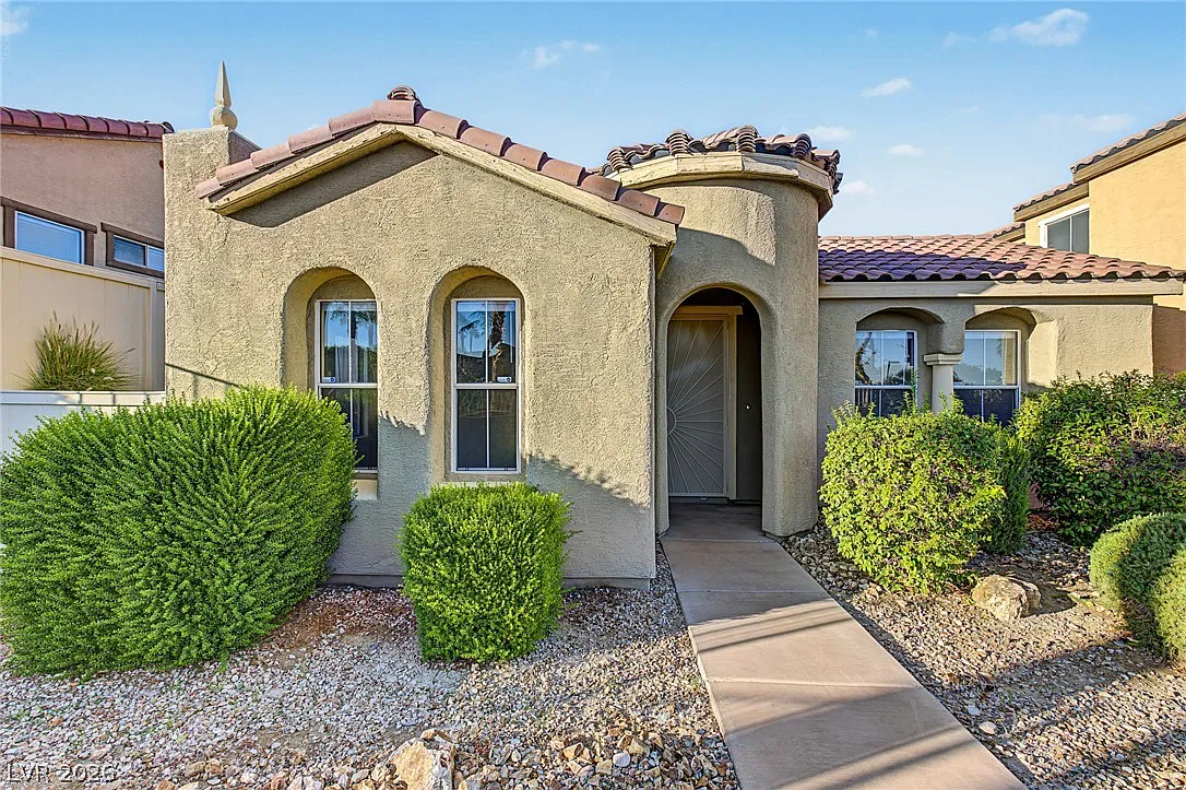 3 bed, 2.0 bath, 1305 sqft, $1,970 — Photo 1