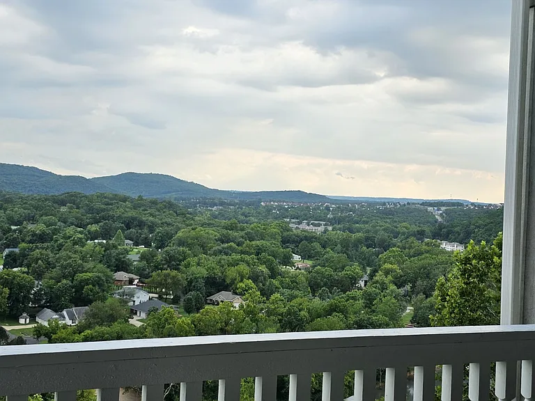 310 Woodland Dr S — Photo 3